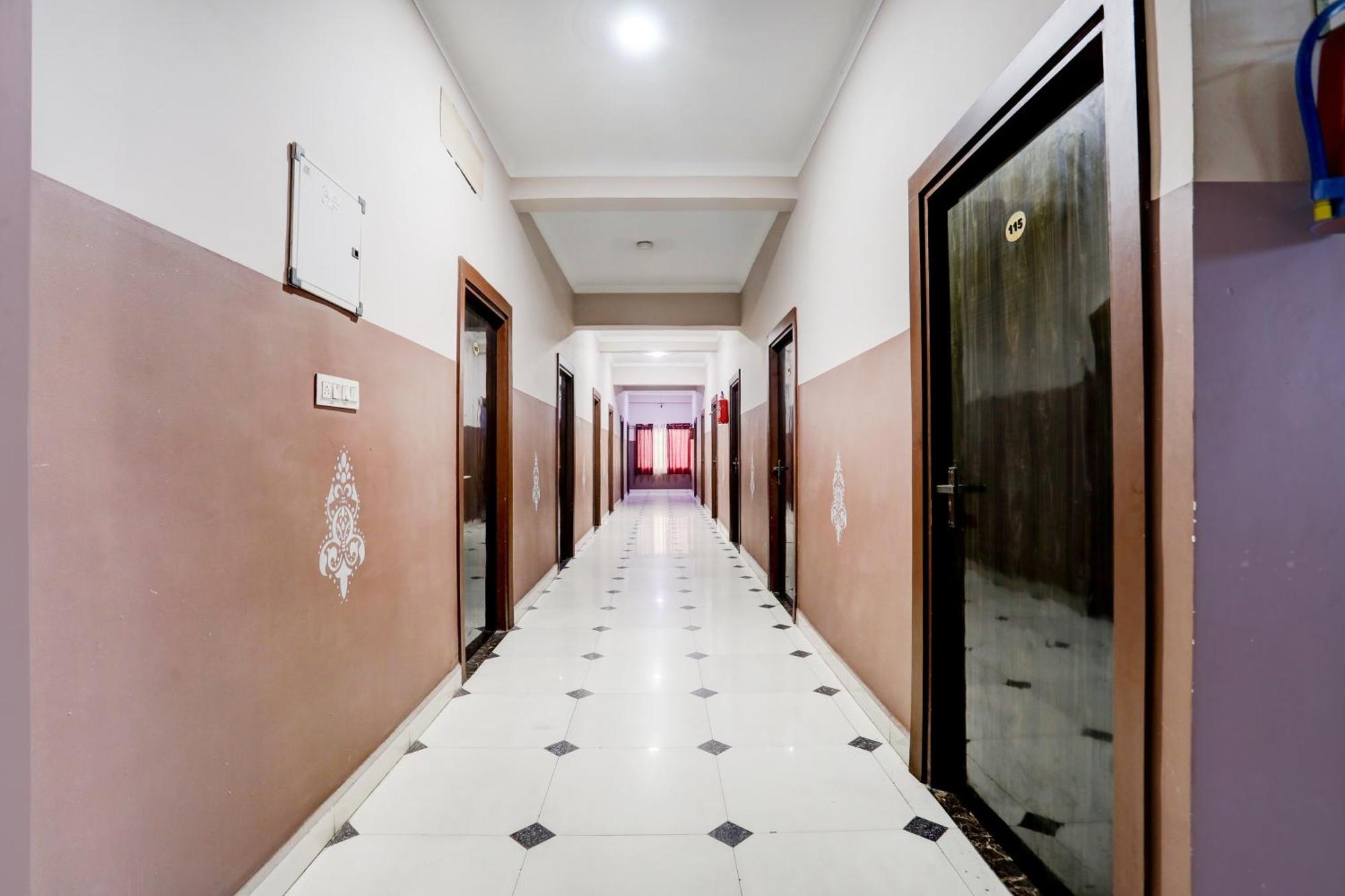 Super Townhouse Gida Near Rto Office Hotel Горакпур Екстериор снимка