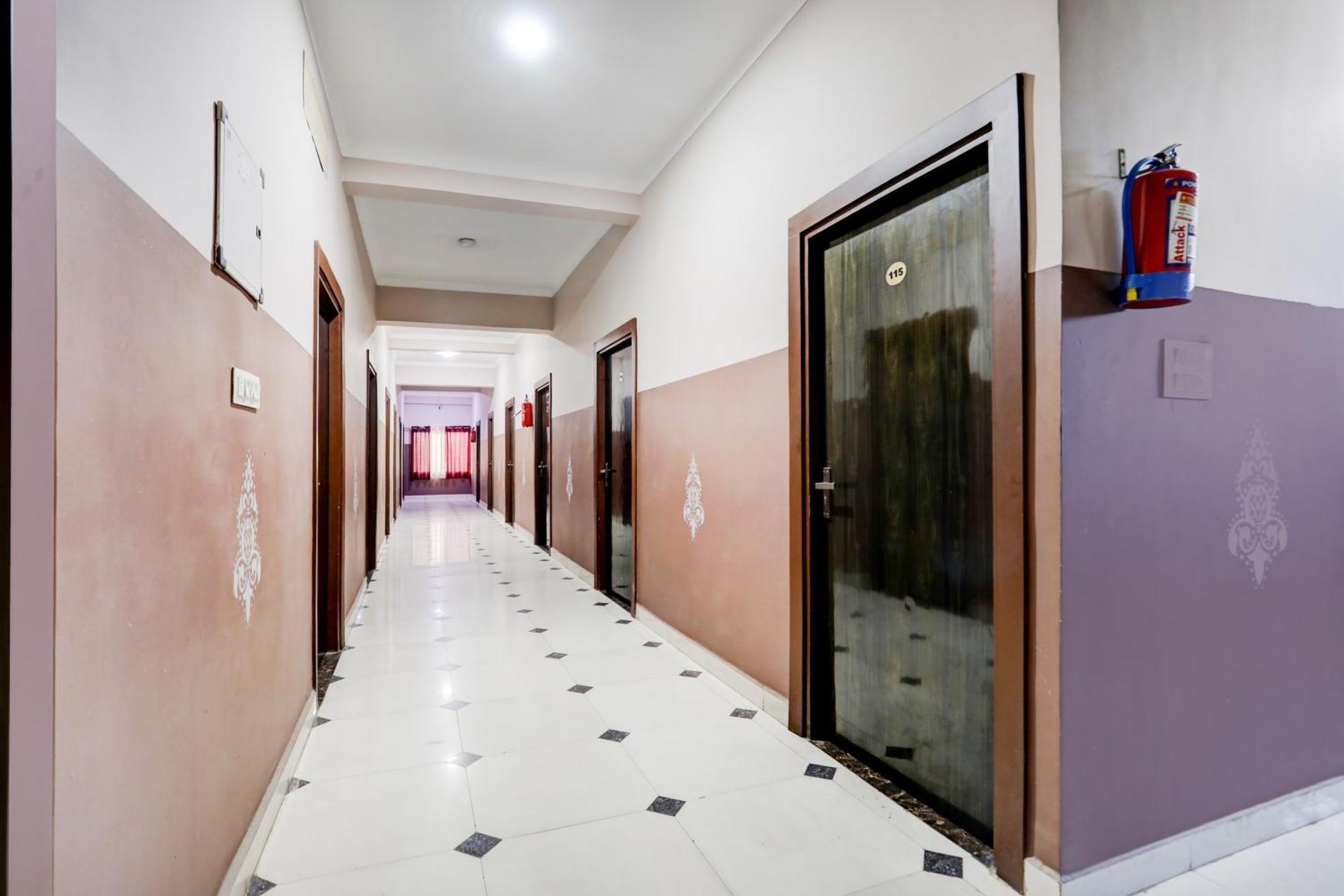 Super Townhouse Gida Near Rto Office Hotel Горакпур Екстериор снимка