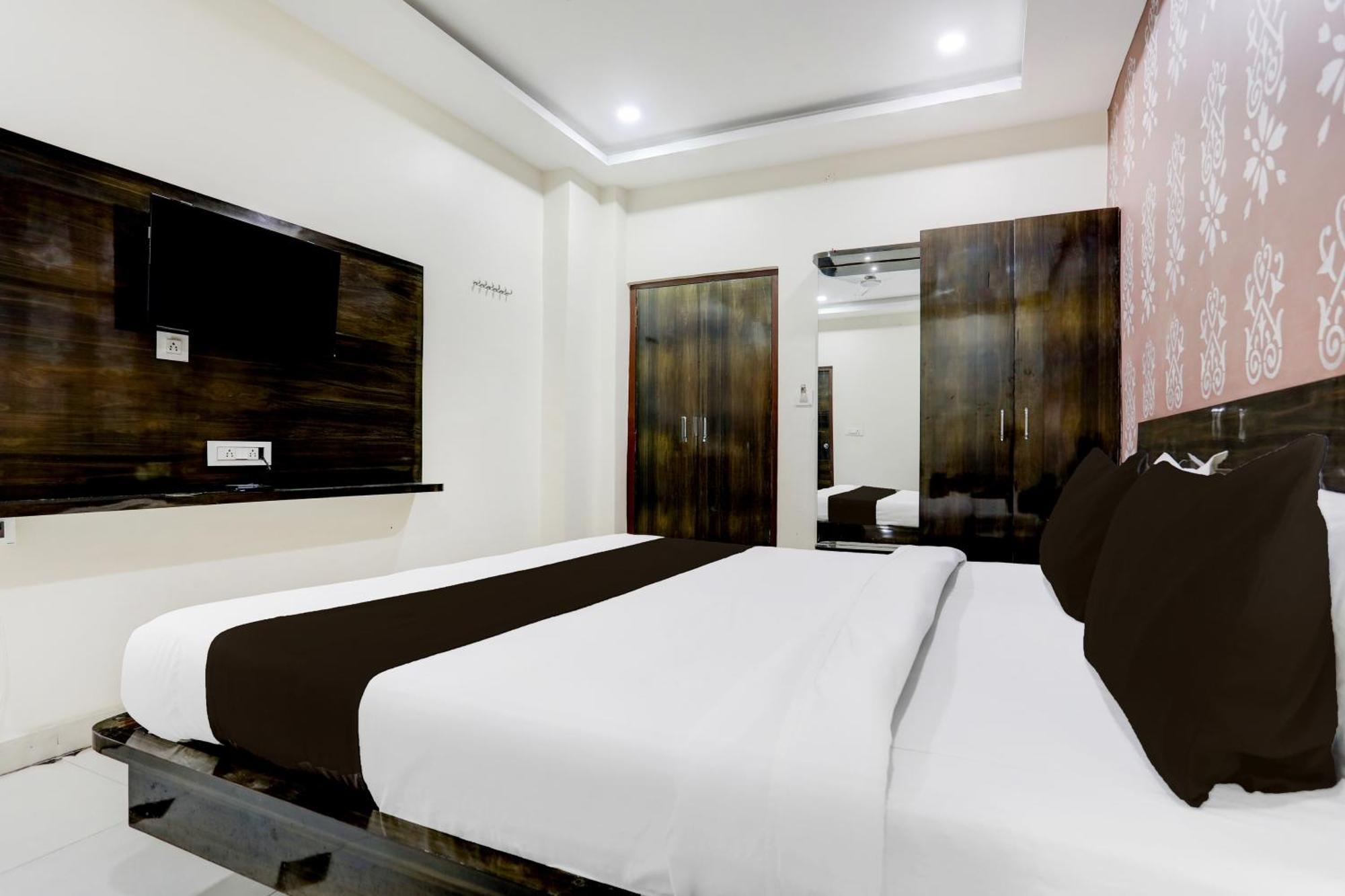 Super Townhouse Gida Near Rto Office Hotel Горакпур Екстериор снимка